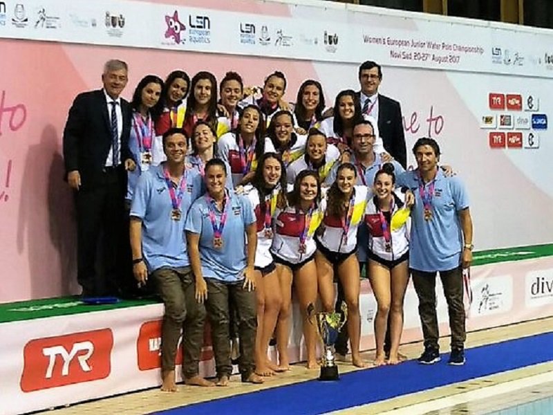 La selección española juvenil se alza con el Campeonato de Europa femenino en Serbia con tres jugadoras madrileñas
ufedema.com/noticias/2017/…
