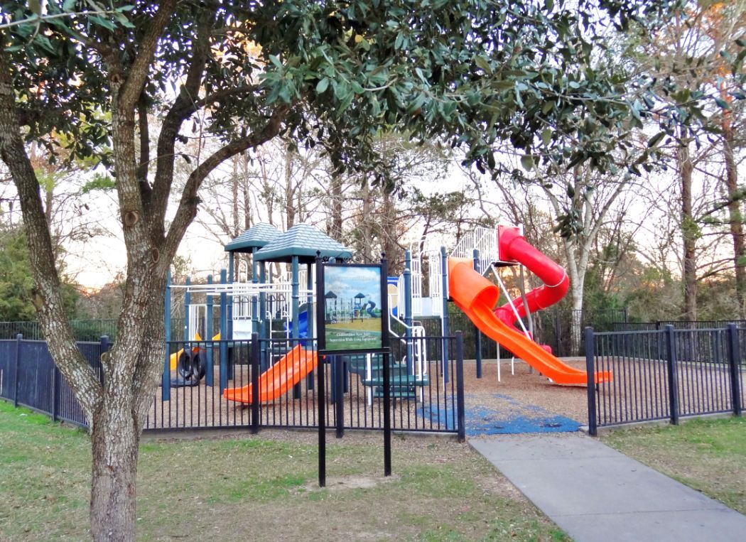 SafeParkFrnchis's tweet photo. Even fenced in playground areas can be dangerous if they don’t have a self-closing entry gate. #playgroundsafety #safetytip #safekids https://t.co/a4dNPlAyVW