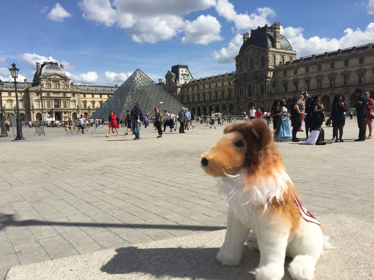 tamuglobal's tweet photo. Check out Miss Rev in Paris, France! Come visit us to find out how you can study in this beautiful city, too! #RevontheRoad #aggiesabroad https://t.co/dWEWCWX1VQ