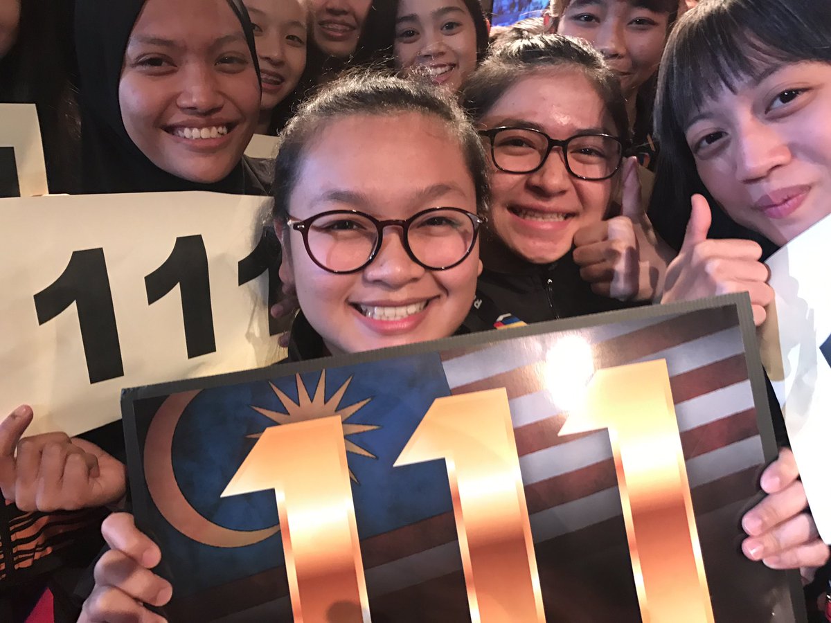 NajibRazak's tweet photo. Keriangan yang tersangat jelas dimuka kontingen Malaysia menyambut 111 pingat emas negara https://t.co/AaMDG0IqEP