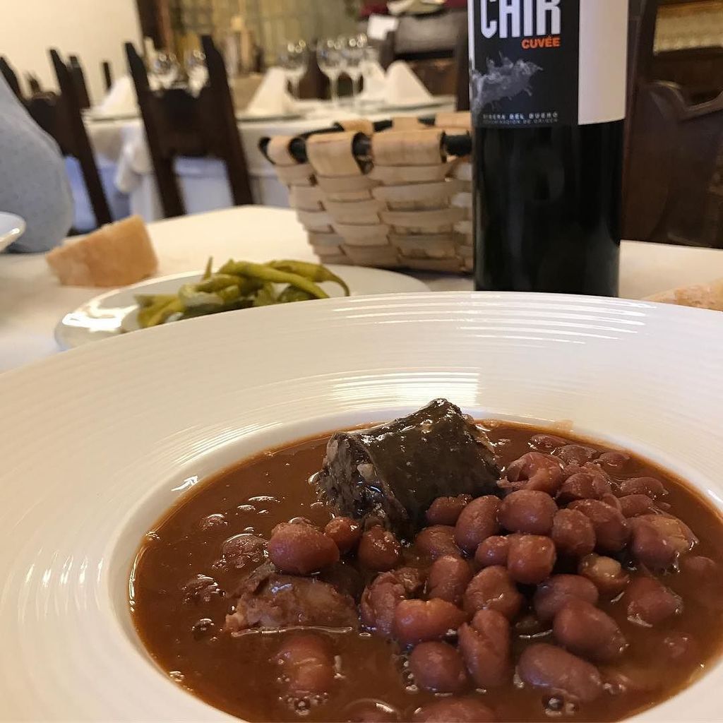 JaviPese's tweet photo. Que mejor q un buen plato de #alubiasdeibeas en el @mesondelcidburgos para este día que parece de otoño... #sinome… https://t.co/aXGzyg048e https://t.co/vNWaId269F
