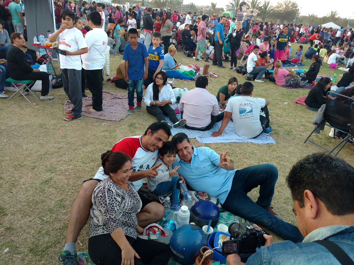 aaumada83's tweet photo. !Q juegen los niños!! Simple y sencillo, un riojano más, gobernador @SergioGCasas. Ej. d lo q debemos hacer p/ construir la Rioja d Todos✌✌✌ https://t.co/tNnuU5GTCc