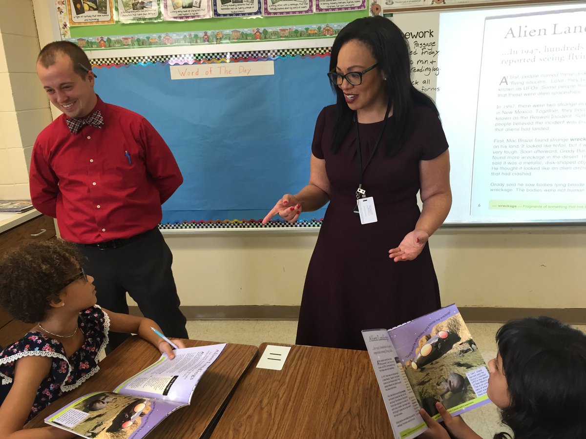 GCSchoolsNC's tweet photo. #GCSFirstDay2017 at Oakview Elementary! @scontrerasGCS https://t.co/Hb7wv6jOnj