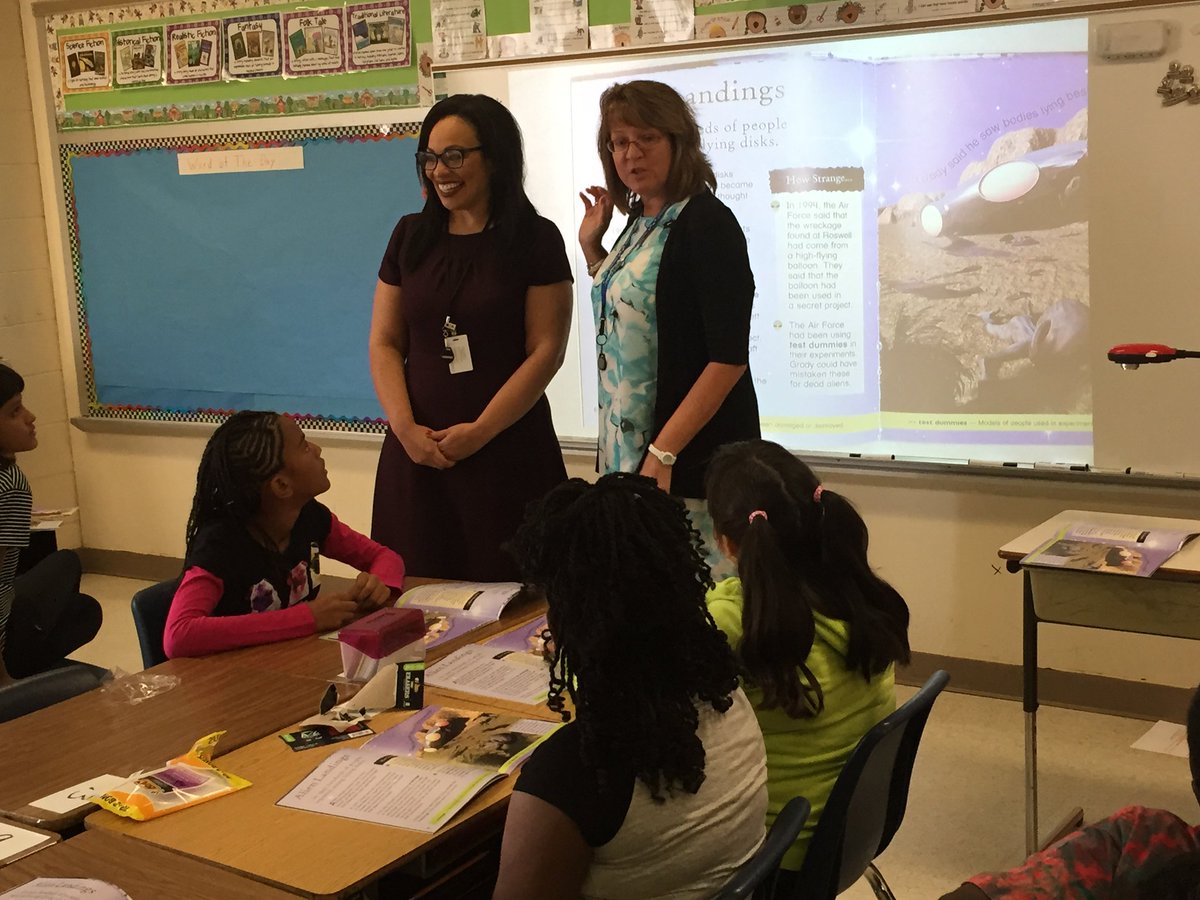 GCSchoolsNC's tweet photo. #GCSFirstDay2017 at Oakview Elementary! @scontrerasGCS https://t.co/Hb7wv6jOnj