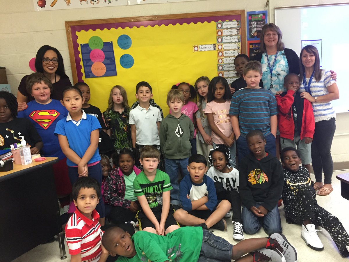 GCSchoolsNC's tweet photo. #GCSFirstDay2017 at Oakview Elementary! @scontrerasGCS https://t.co/Hb7wv6jOnj