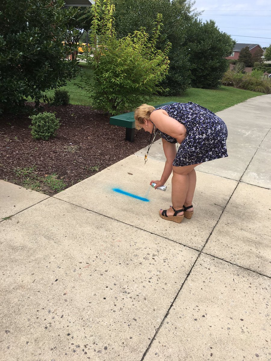 KellyOTanner's tweet photo. Sidewalk carpool graffiti with Marylou!! #carpoolnumbers  #gotofour #SuperFRES @MLRing100 @Jhafner413 @PCockrellFRES https://t.co/LS7LrNx27m