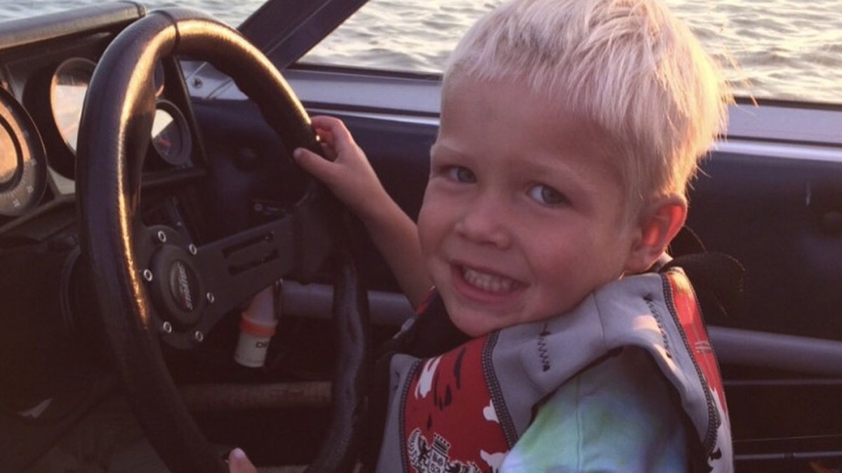 2-year-old boy dies after getting neck stuck in car window bit.ly/2wWrtux?utm_me… https://t.co/oclPPlBtv8