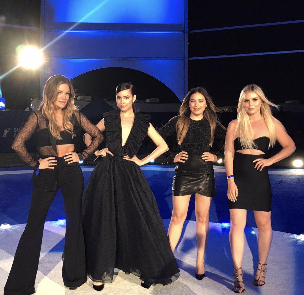 xxcvsmicx's tweet photo. Las chicas imitando a #FourthHarmony se veían tan hermosas ayer en #VMAs https://t.co/uSeIz7d0DR