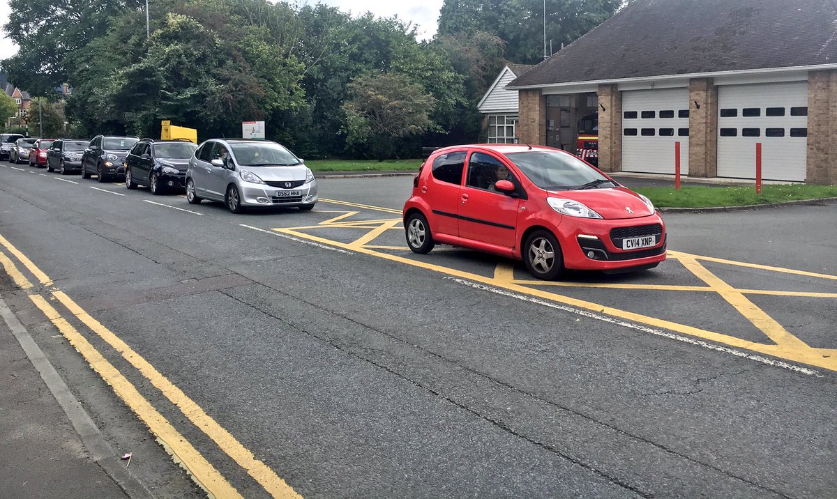 WelshpoolFire's tweet photo. Please Retweet - Our crews delayed getting the fire appliance out to emergency calls this weekend....Please the keep the box junction clear. https://t.co/8sUaaecW68