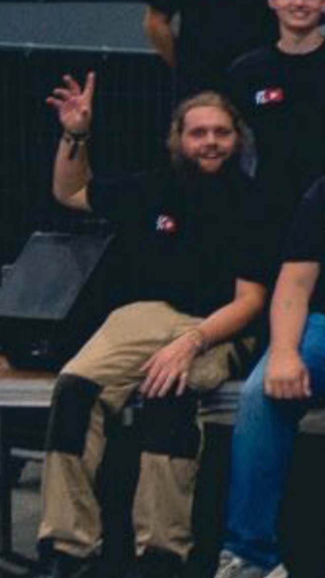 IkKajj's tweet photo. Probs naar deze man bij het ddg event <3 Ik heb zoveel met hem gepraat haha hij was vrolijk en alles .. echt een topper hahaha https://t.co/PQTEHFJO8m