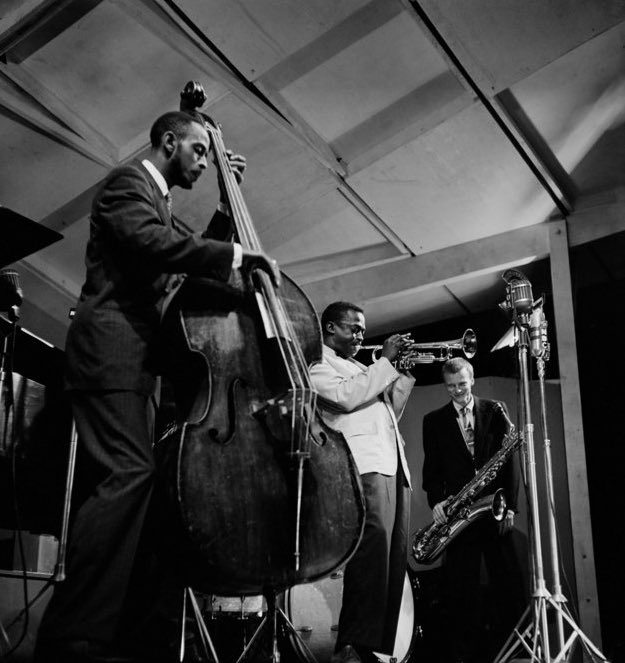 The #portrait of #PercyHeath , #MilesDavis and #GerryMulligan at 'Newport Jazz Festival' in 1955.
#photography by #HermanLeonard
