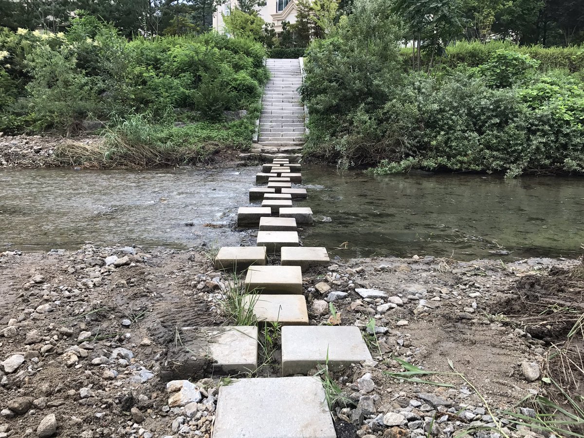 #성남시 #운중동
평소 잡풀이 많아 지저분하고 건너다니기 불편했던 운중천 징검다리를 주말에 하천과에서 말끔히 정리해 주셨네요. 운중천 산책로를 이용하는 주민께서 감사하다는 말씀을 전해주셨습니다^^