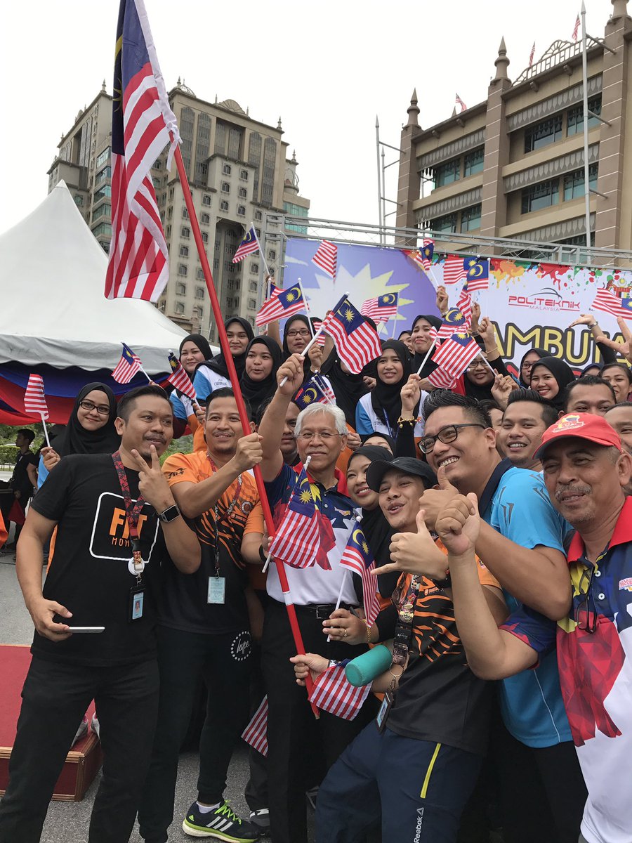 idrisjusoh's tweet photo. Sambutan Bulan Kemerdekaan peringkat @MoheOfficial 2017! Terima kasih kepada warga KPT kerana menjayakan majlis. #SehatiSejiwa https://t.co/kjVHpT1rik