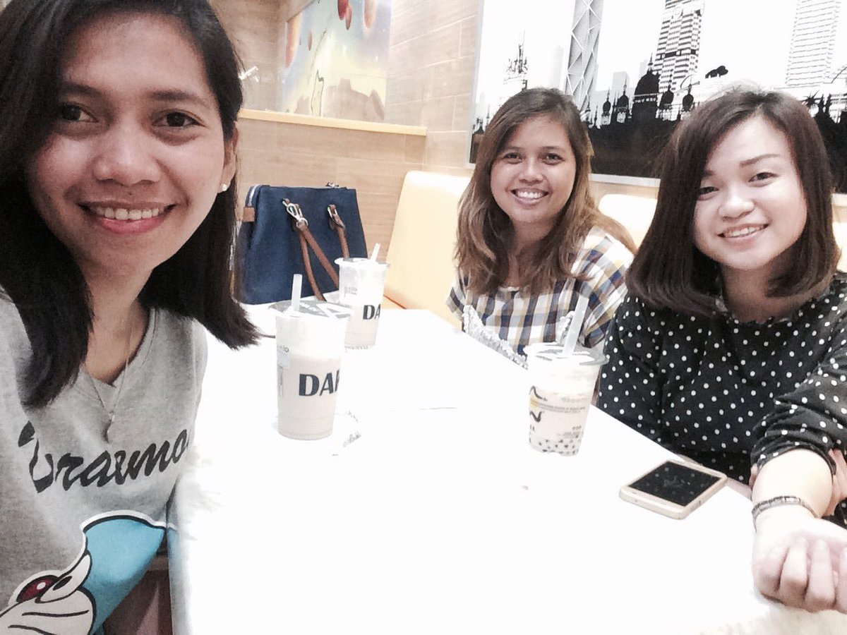kitttgenita's tweet photo. They say "three's a crowd". Not for us though. 💙 #girlfriends #happytrio @anneremedio https://t.co/MnlrZWtwEi