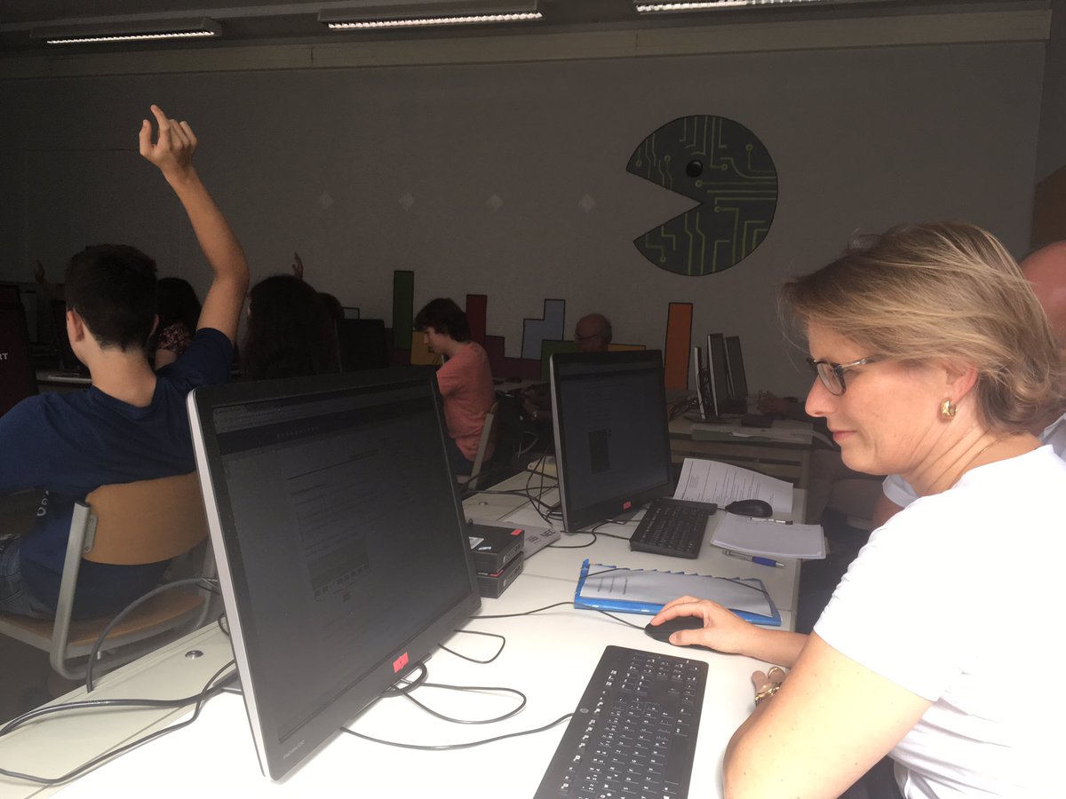 Bildung_RLP's tweet photo. Gruppenarbeit mit Bildungsministerin #Hubig. #Informatik mit dem elektronischen Schulbuch. #infSchule https://t.co/HP9zmCwCPZ