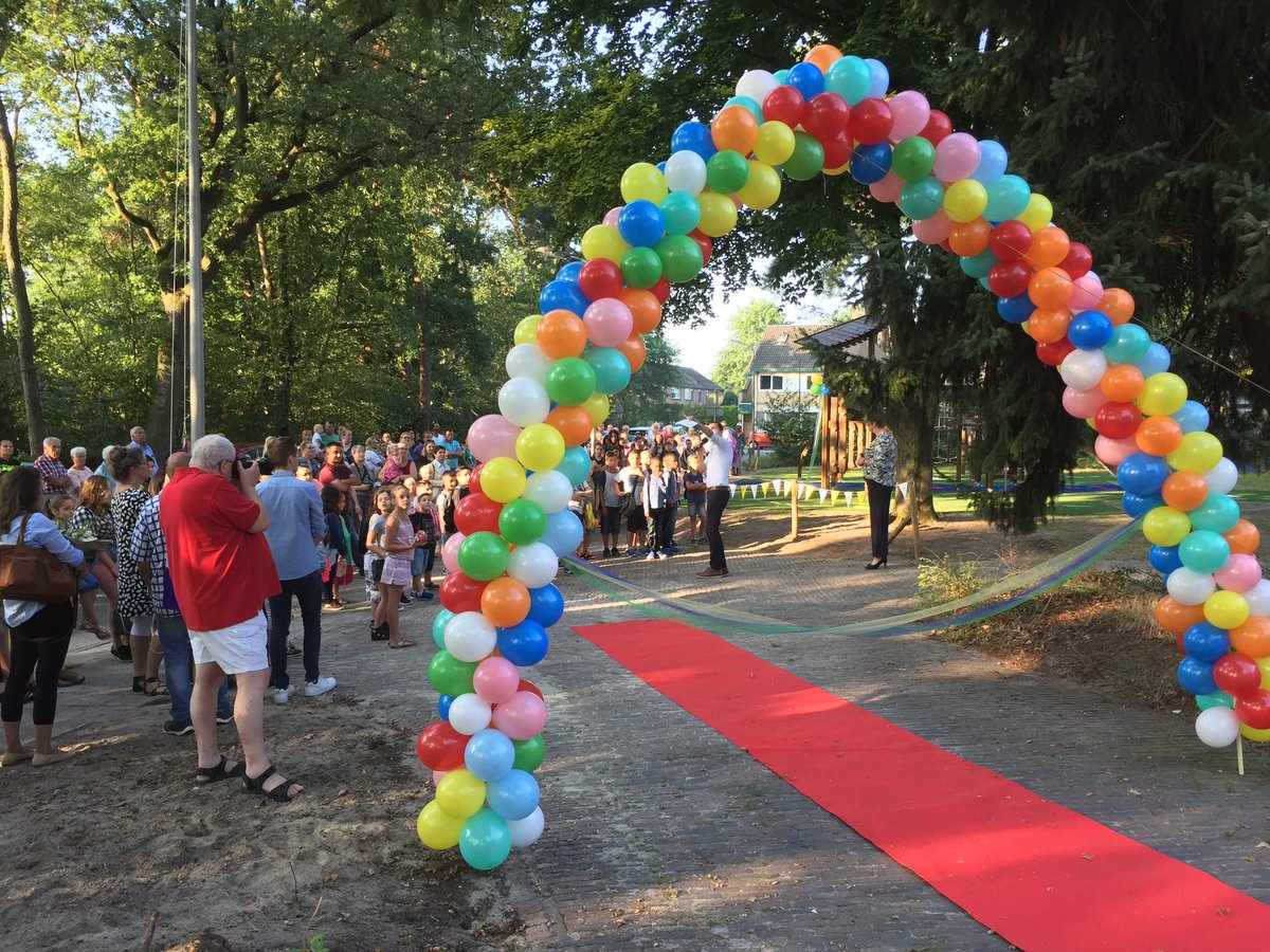 JeroenSterk's tweet photo. Wat een prachtige start van het schooljaar! Ons nieuwe plein @BvMierloschool is geopend!! #Plein14 @JCFoundation @gilzerijen @Yalp_LetsPlay https://t.co/U1b5EvHxrD