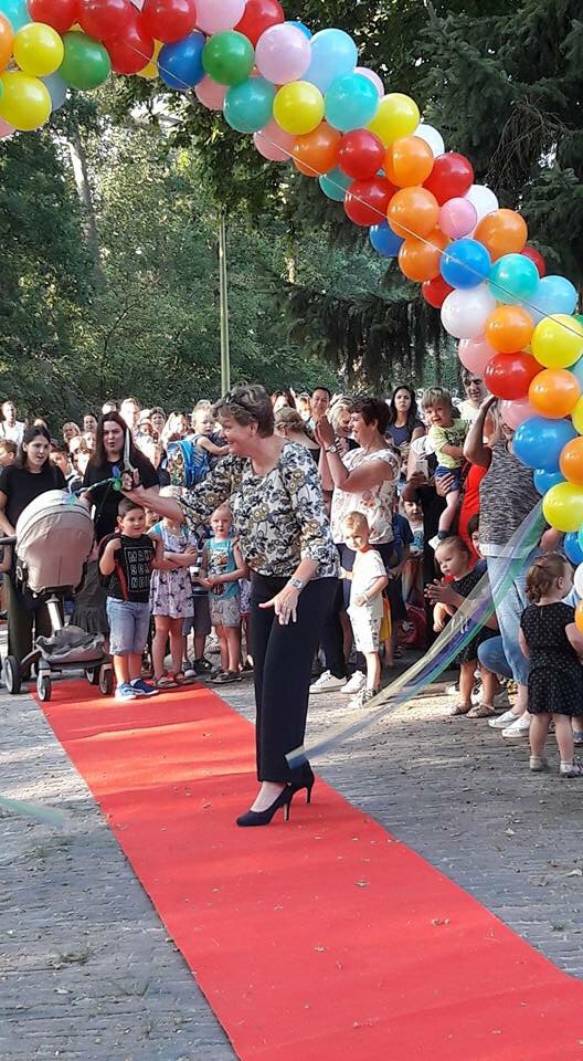 JeroenSterk's tweet photo. Wat een prachtige start van het schooljaar! Ons nieuwe plein @BvMierloschool is geopend!! #Plein14 @JCFoundation @gilzerijen @Yalp_LetsPlay https://t.co/U1b5EvHxrD