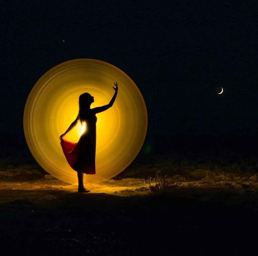 andriezzo's tweet photo. Goodnight Moon 🎵🌙 #lightpainting #lighttubes #moonlovers #mytubestories #reddress #dancer #yellowgold #lightcircle… https://t.co/UnM6YfUnqA https://t.co/l31ZAdKkYE