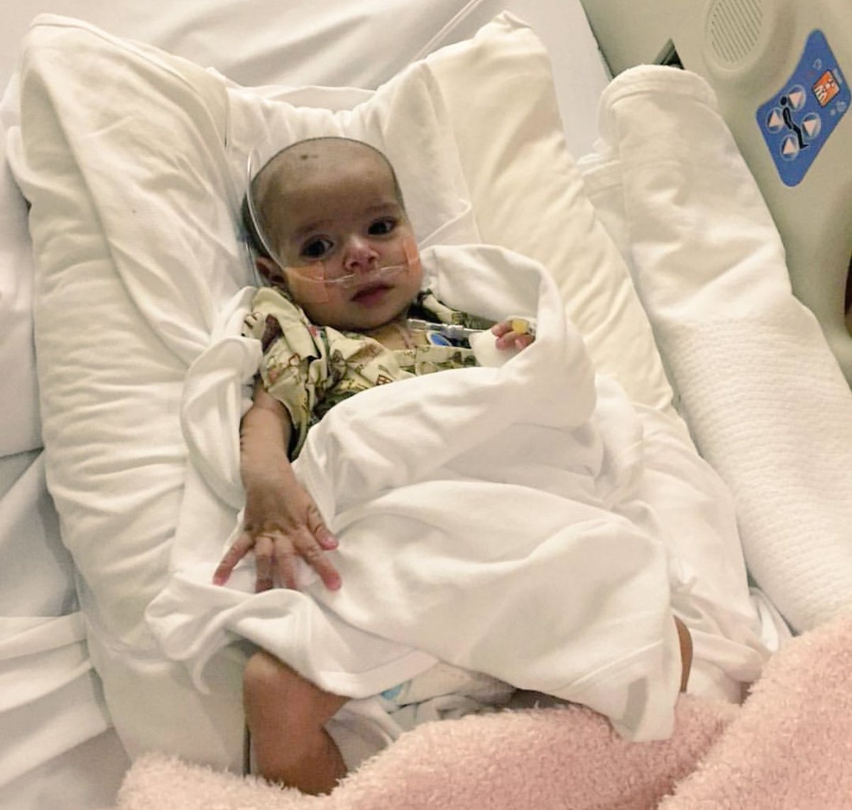 ادعوا لهذه الملاك الجميلة بالشفاء العاجل وأن يقر أعين والديها بها يارب
أسيل تعاني من ضمور بالبطين الأيسر وتعيش بنصف قلب
.
شفاك الله ياصغيرة💔