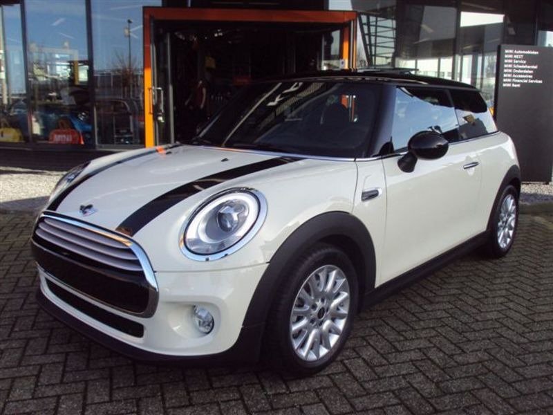 Stoere #MINI Cooper 3-deurs met o.a. Schuif-/Kantel Panoramadak Klik hier voor meer info: kalfsbeek.mini.nl/nl_NL/home/use…