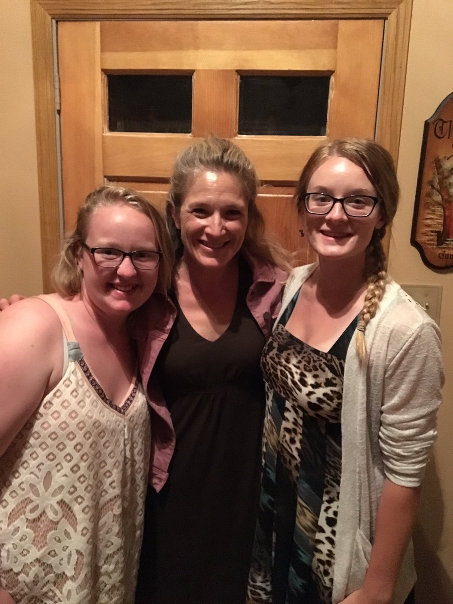 mamaoberhart03's tweet photo. 3 new faces + New flipchart= FUN!💕#teammk #interruptyourpattern #mymklife #director2b2017 https://t.co/9lc8RKVW3U