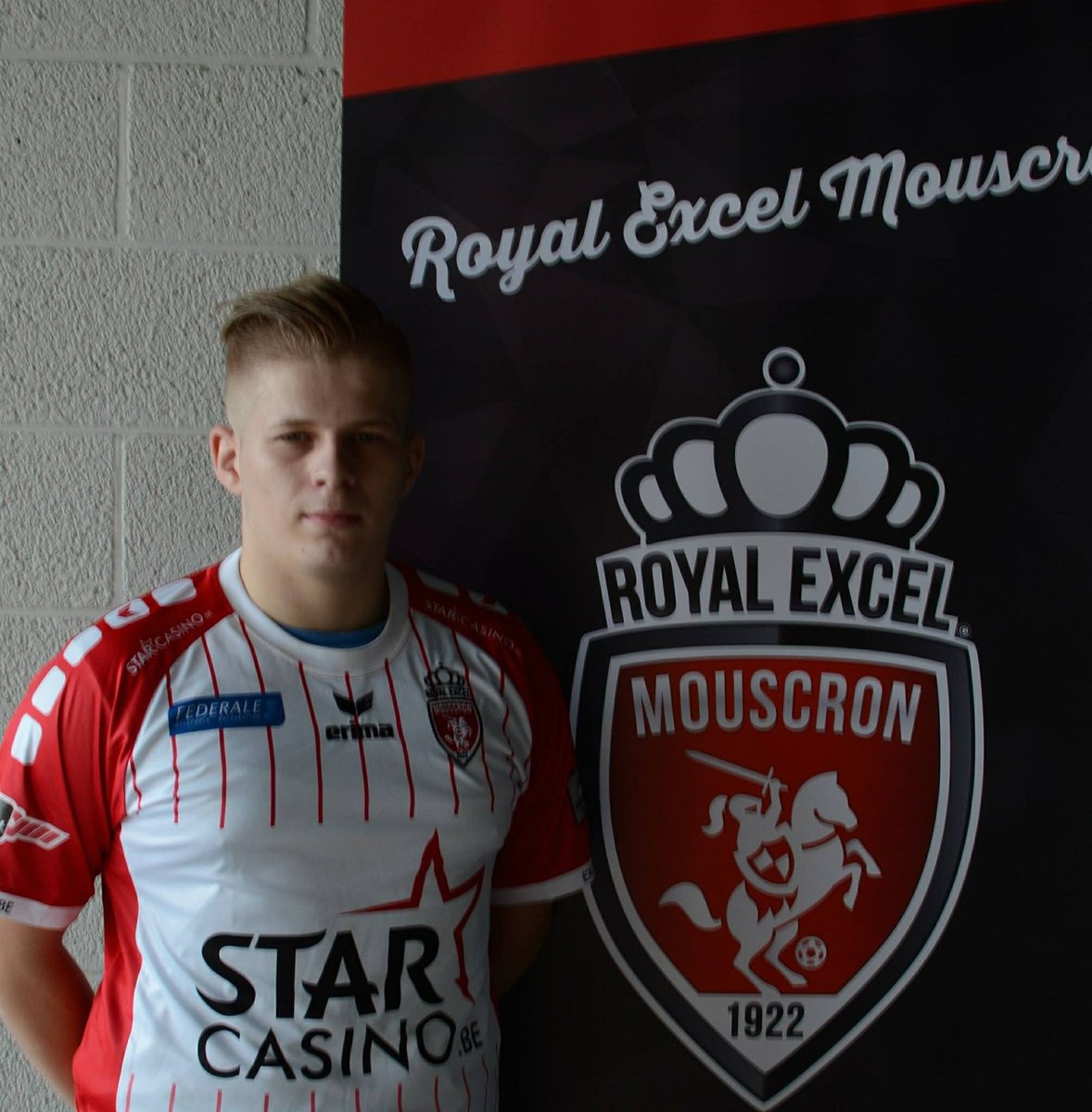 efootballchamp's tweet photo. Nous félicitons @ShadooWFifa  pour son entrée en tant que joueur E-sport au sein du Royal Excel Mouscron. https://t.co/Jsxk08W3S5