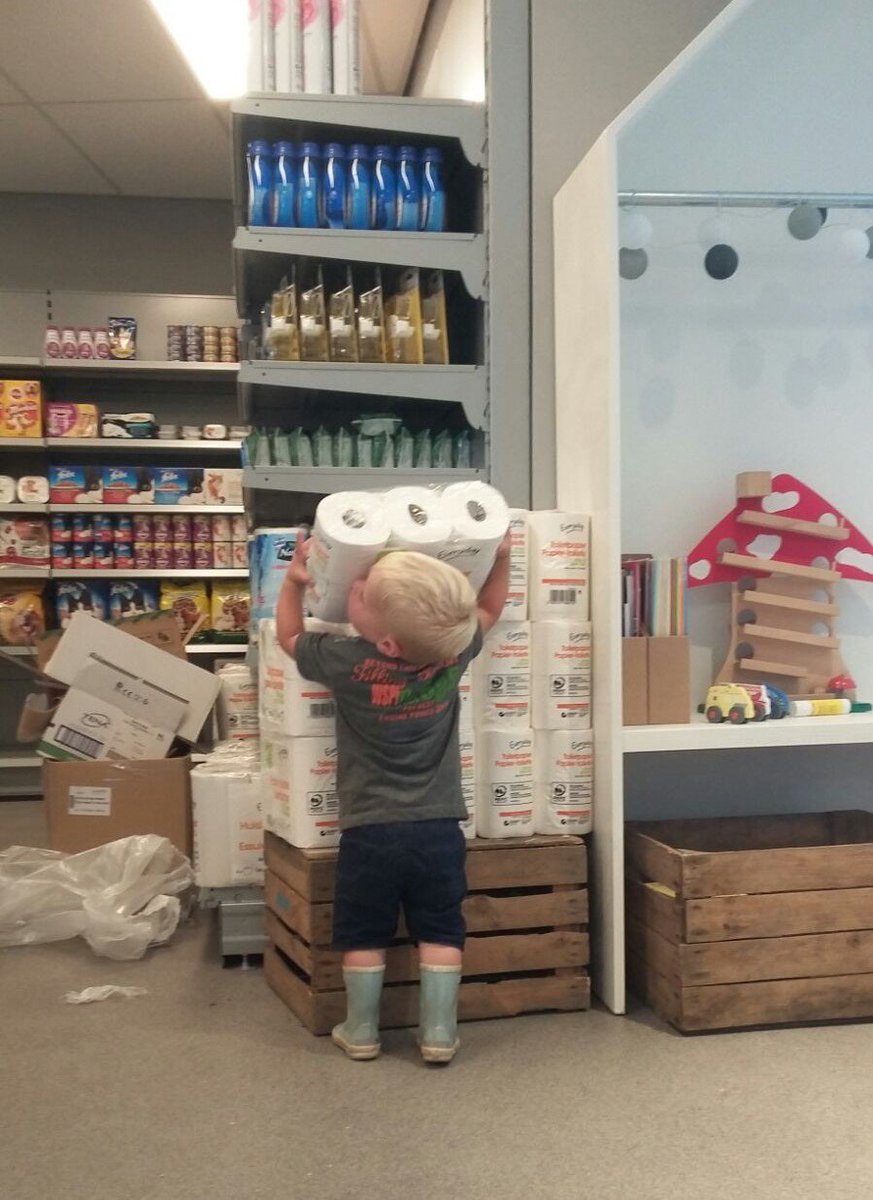 HyZijlstra's tweet photo. De laatste spullen worden nu op hun plek gezet en donderdag wordt de winkel door @renepaas geopend! Wij hebben er zin in @SauwerdWetsinge. https://t.co/5q20QoHPmP