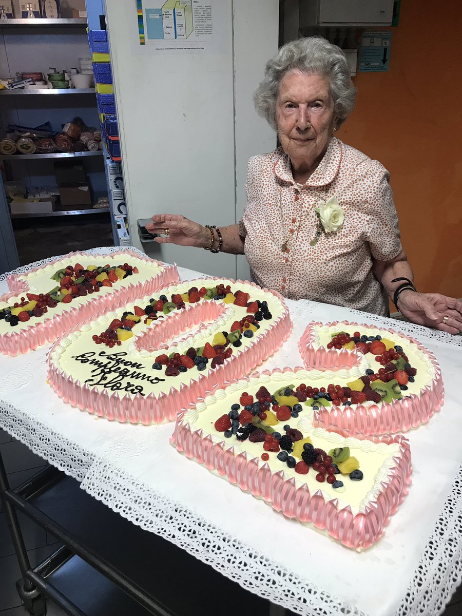 OlimpiaNonna's tweet photo. Preparativi #festa #compleanno 102 anni mia amica #Flora qui in casa 🏡 di riposo #asfarm chissà se a 100 anni ne regaleranno una pure a me🎂 https://t.co/f1Zyxorhte