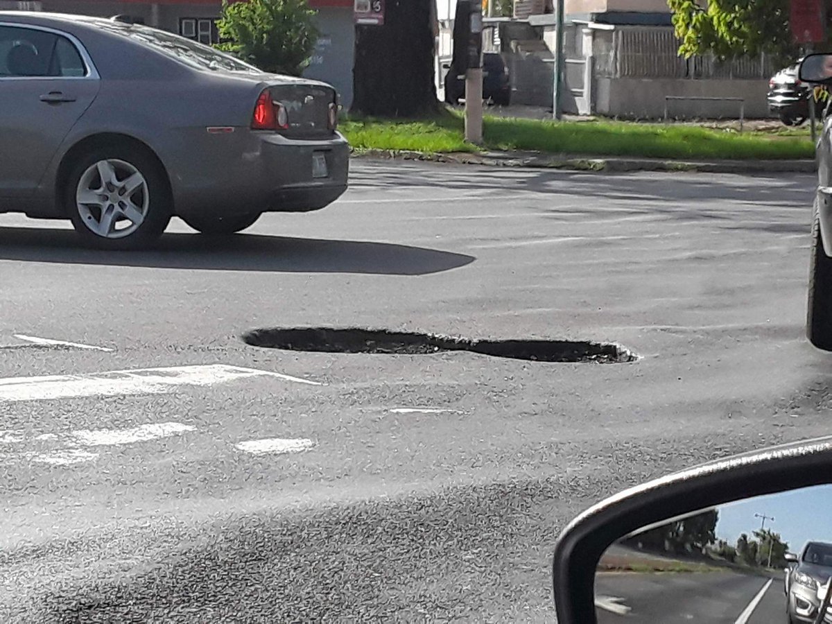 adoptaunhoyo's tweet photo. En #ToaBaja #Levitown Avenida Ramon Luis Rivera, semaforo cerca del Sup.Econo. @DTOP @FunkyJoeElCirco @Nalgorazzi @bebemaldonado @normandoh https://t.co/m9Ci29G6YO