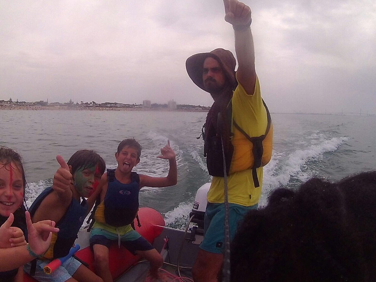 actiba2000's tweet photo. A mal tiempo buena cara, haciendo deporte en @actiba2000 seguimos aprovechando #vela #windsurf #skibus https://t.co/fPXgcoRZ2M