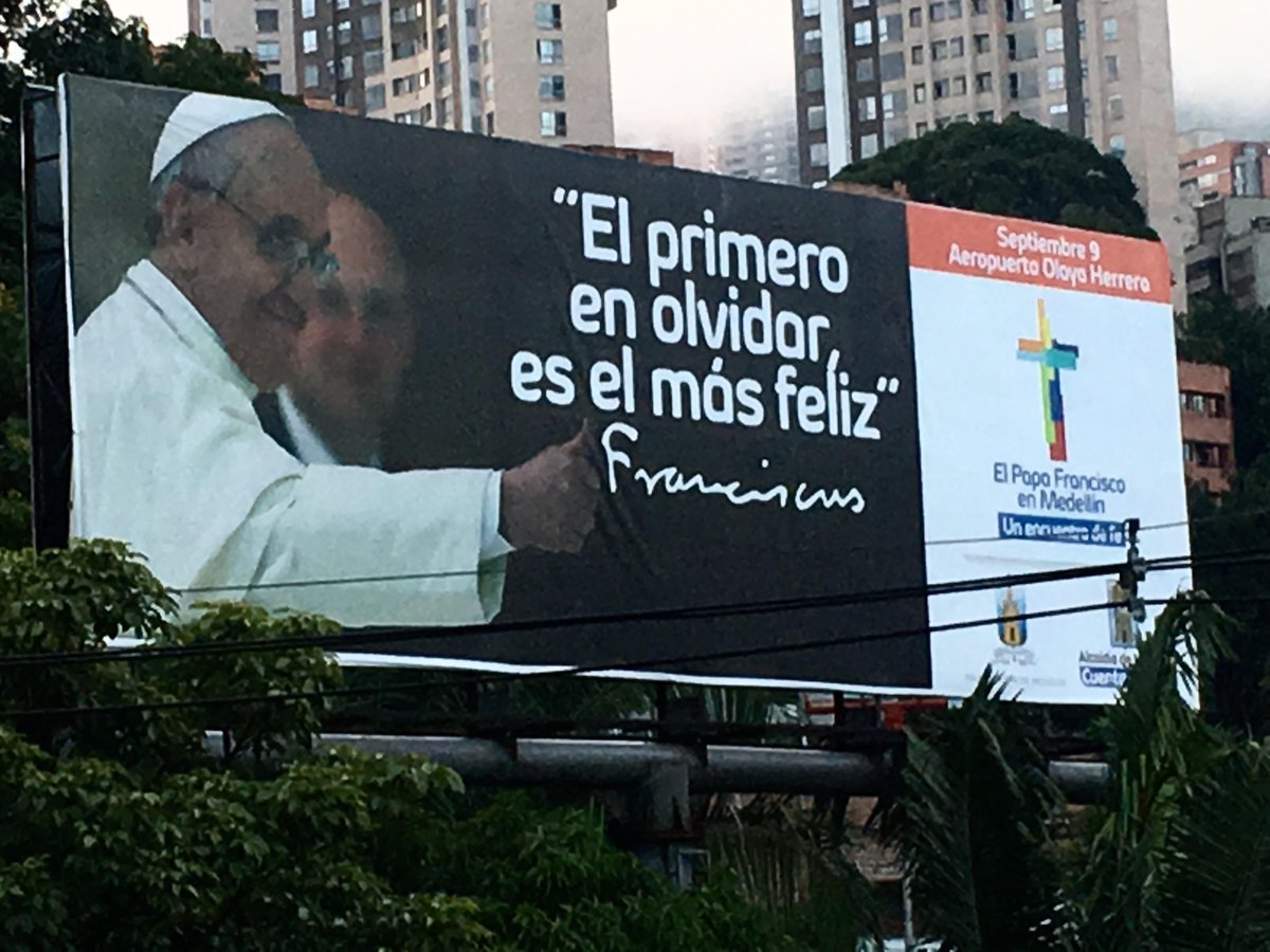 martin_caparros's tweet photo. ¿Se referirá a la pedofilia, la colaboración con dictaduras, desprecio a las mujeres, condena a los gays...? Y hay tanto más. #PapaColombia https://t.co/nqELyCPUkp