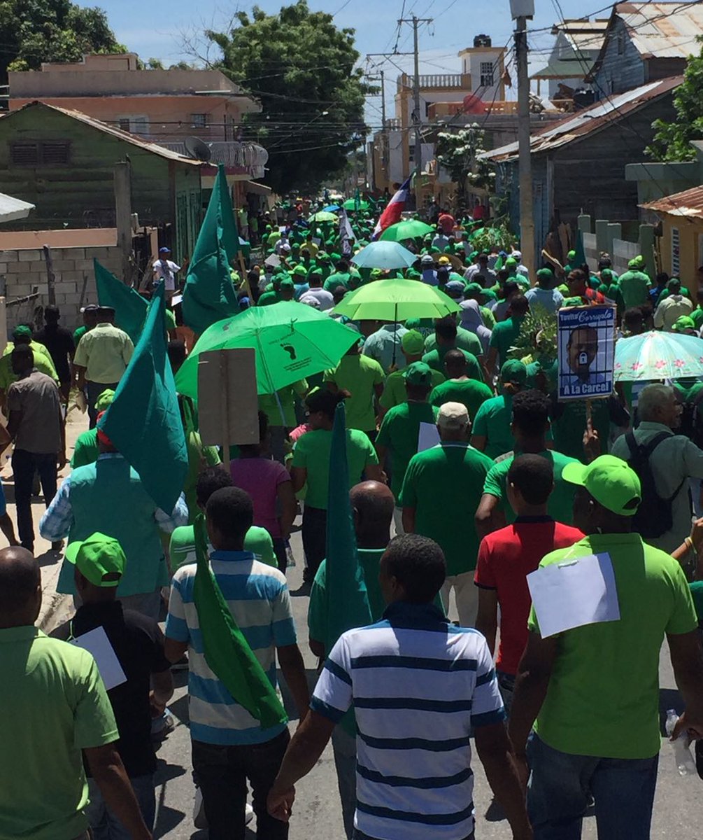 Las provincias siguen empedradas en contra  de la impunidad  y la corrupcion  ayer le tocó a Barahona y fue multitudinaria seguir la lucha
