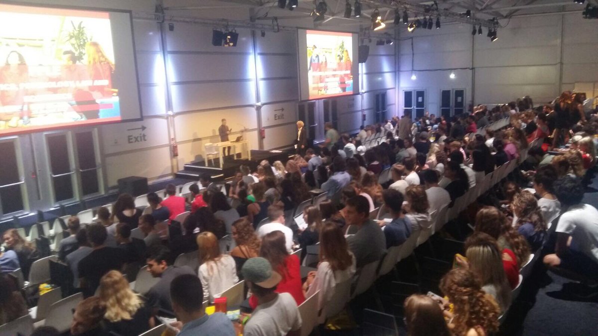 roeterseiland's tweet photo. Nieuwe studenten op het Roeterseiland: een fijne Intreeweek gewenst en welkom op de campus! @UvA_Student @UvA_Amsterdam #intree https://t.co/xxCHMjC8dB