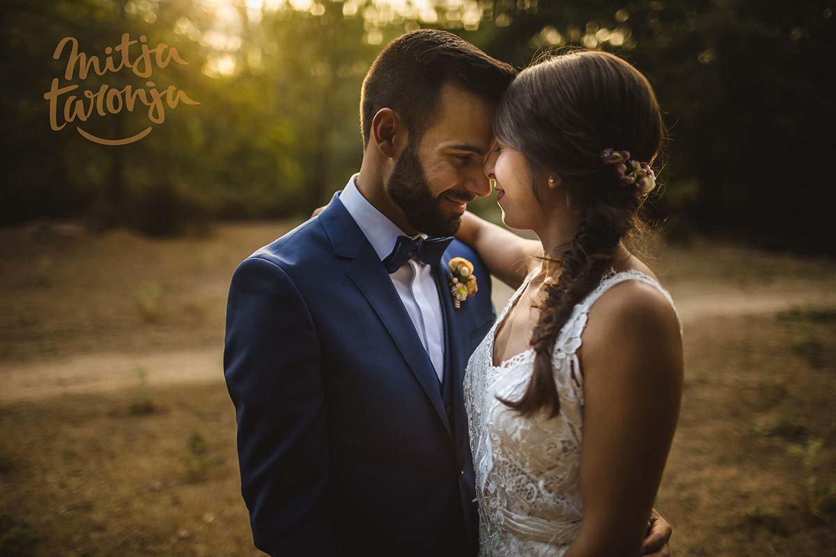 Una de les fotos del casament de l'Alba i en Salva. La llum d'estiu com sempre màgica per il·luminar les escenes del passeig.
