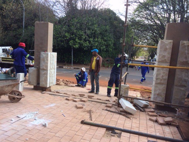 KingEdVIISchool's tweet photo. #RedDevelopment @KingEdVIISchool Old Boys Association Gates & Maths Centre garden taking shape #placeofexcellence #redclass https://t.co/YBWnWH103F