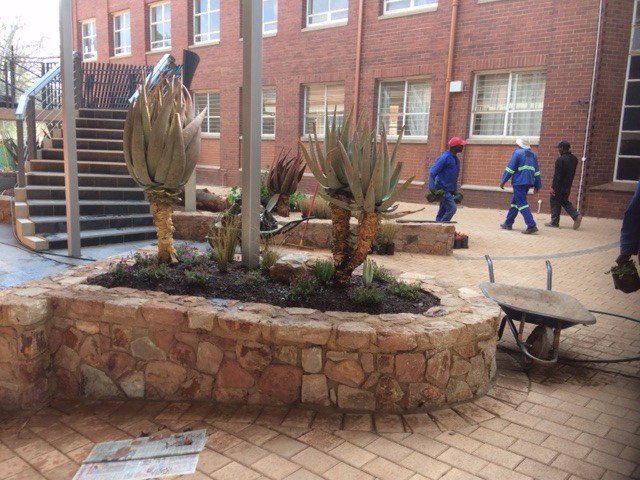 KingEdVIISchool's tweet photo. #RedDevelopment @KingEdVIISchool Old Boys Association Gates & Maths Centre garden taking shape #placeofexcellence #redclass https://t.co/YBWnWH103F
