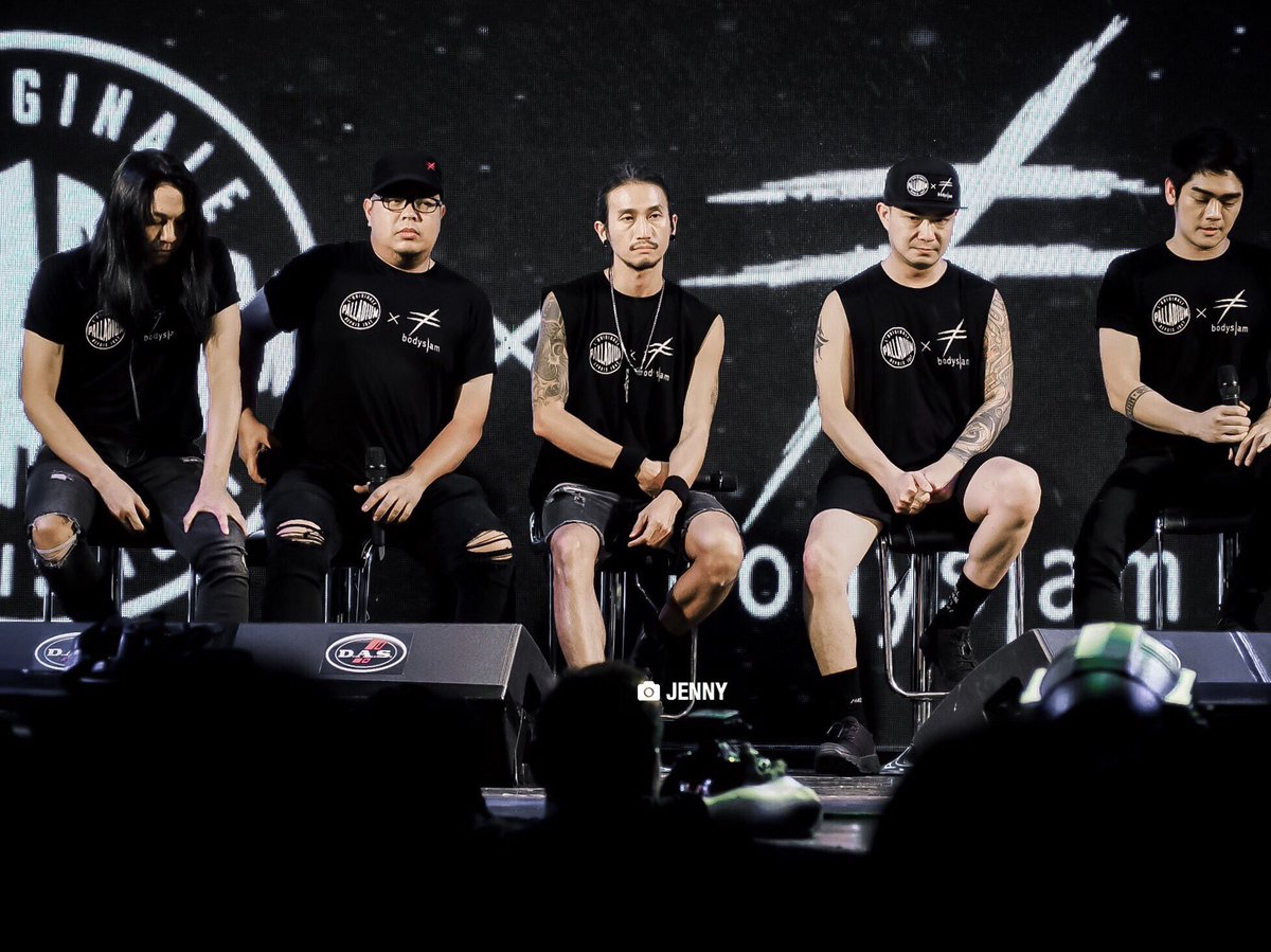 jennyxdef's tweet photo. เมื่อวันก่อนนู้นนนนนน ไหวกันมั้ยค่าพี่ๆ ไปนอนกันก่อนมั้ยยยยยย อิอิ #palladiumxbodyslam #bodyslamband #byyeah #walkwithme 26.08.17 😆😂 https://t.co/TO8dTca1I8