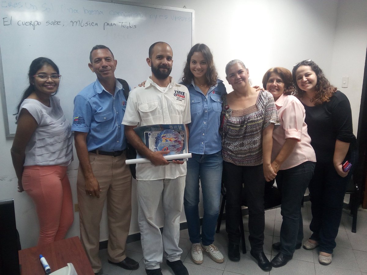 UTCarabobo's tweet photo. Así fue el taller de "Colores y Texturas en la música" que hicimos con el Lcdo. Vicente Galea de @CiudadVLC899 https://t.co/VIk6UuoXPg