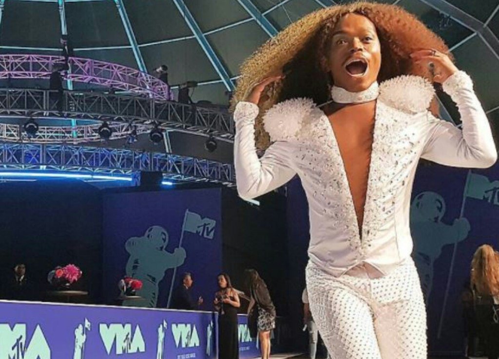 ClosedAccount44's tweet photo. SOMIZI STEALS THE SPOTLIGHT AT THE MTV Video Music Awards. https://t.co/4w8U4Oesix https://t.co/nRIhOGwLd9