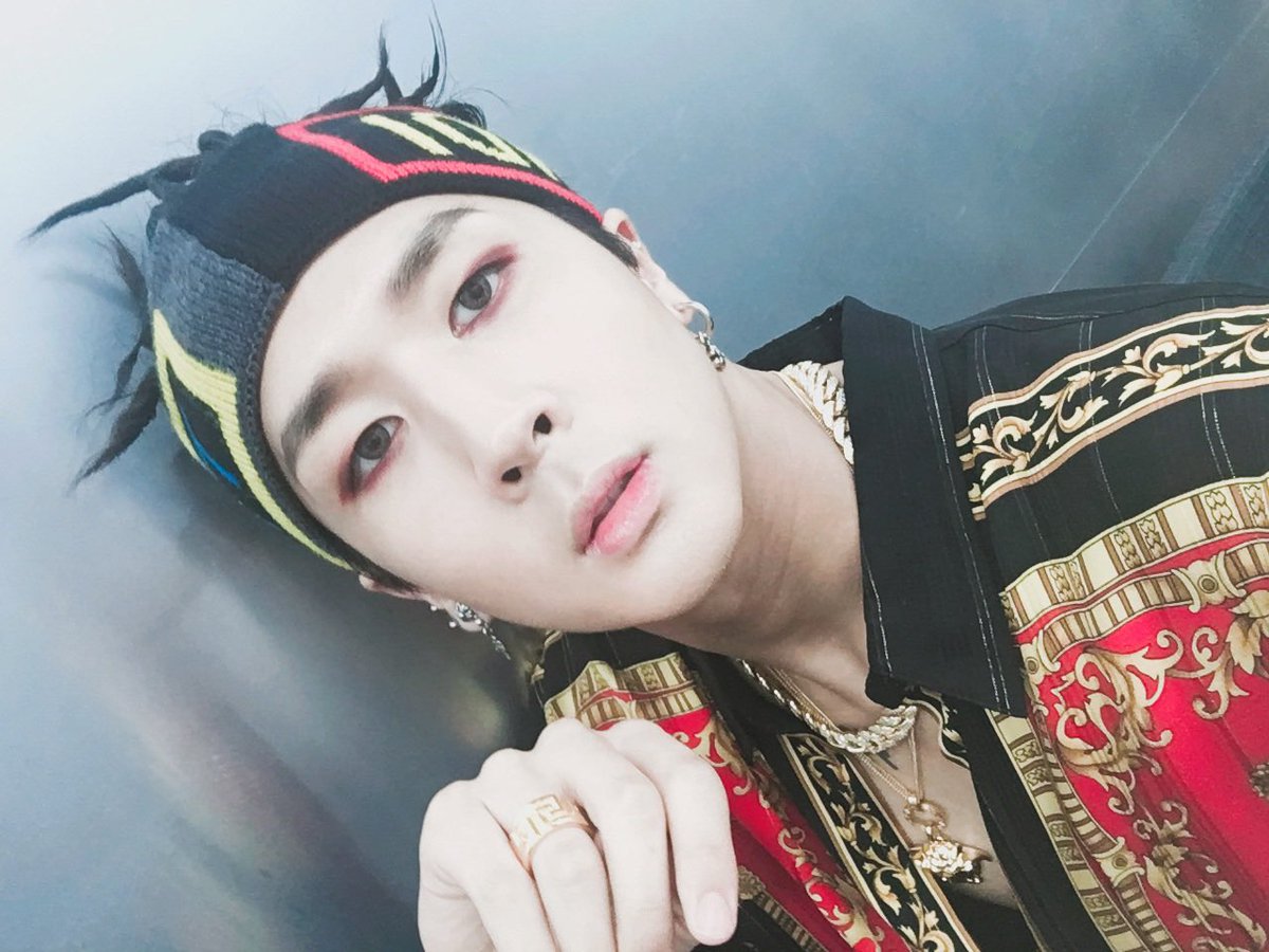 RAVI_GTCK's tweet photo. 스탈라잇!!! 쇼케이스 잘보셨나요??
저는 이제야 더 실감나네요. 
내일부터 더 멋진 모습 보여줄게요!!!
오늘도 또 고맙고! 다들 비 맞지말고 다녀요 스탈라잇님들 굿밤⭐️⭐️ https://t.co/kDIcLul0wQ