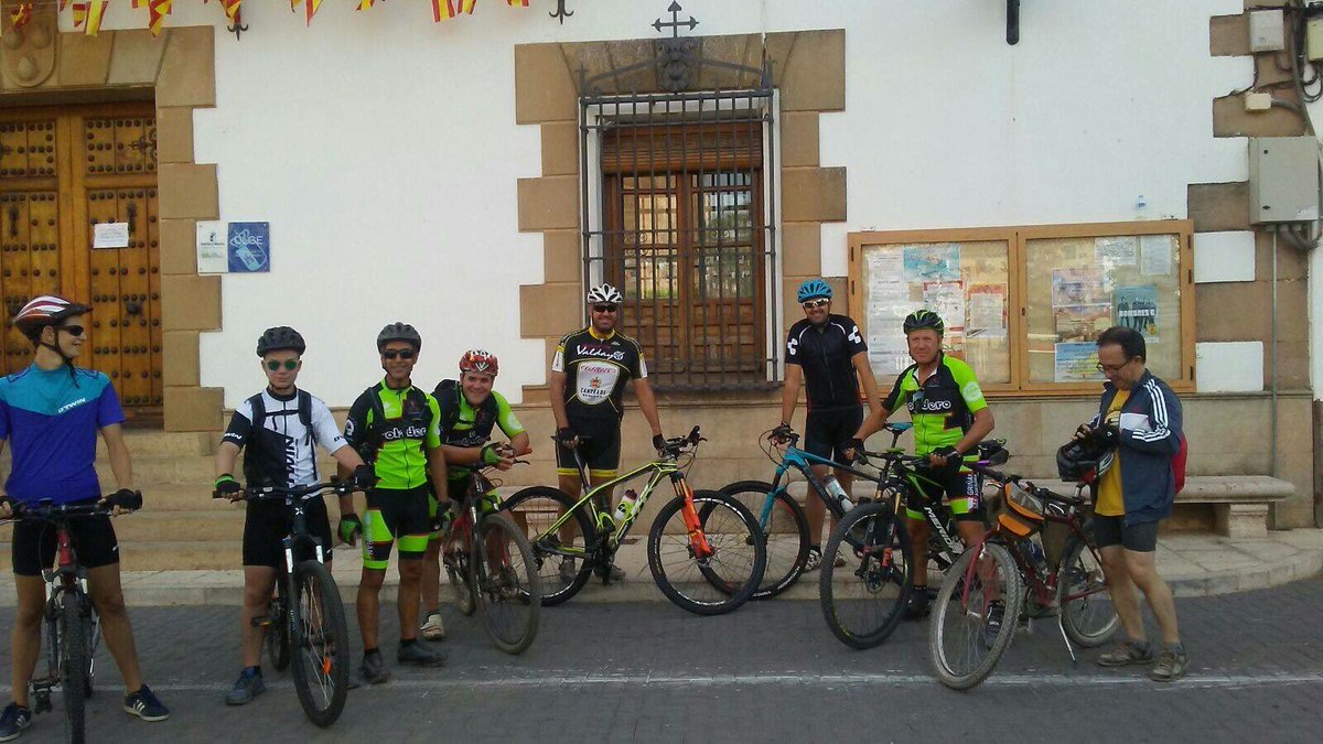 sprintquijote's tweet photo. Gracias a los valientes que desafiando a la lluvia se han acercado a la quedada organizada por el club en honor a nuestro patrón https://t.co/VOlbAq25ru
