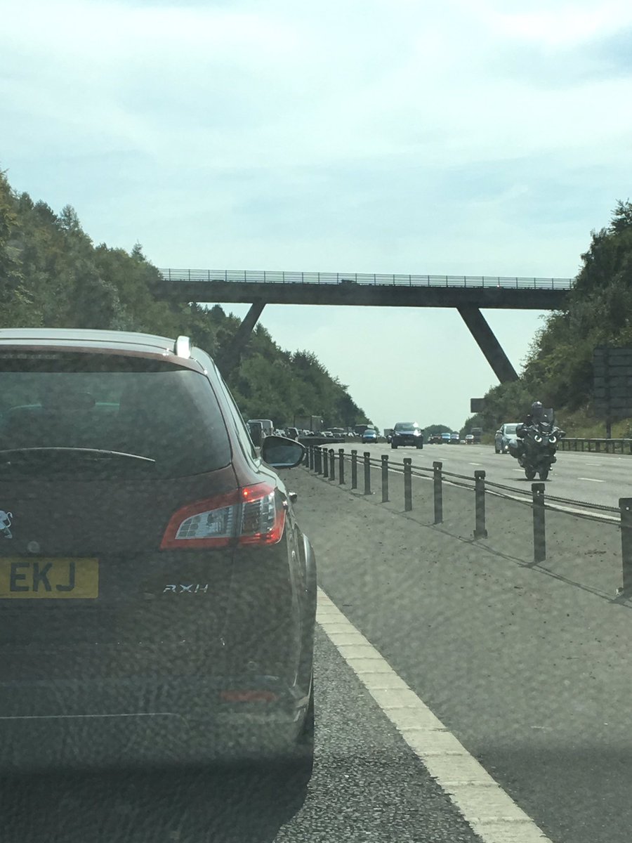 Karan_nayee's tweet photo. M23 southbound is a car park, avoid if you can. Been stationary for 30 mins https://t.co/ruEGCTZRXr