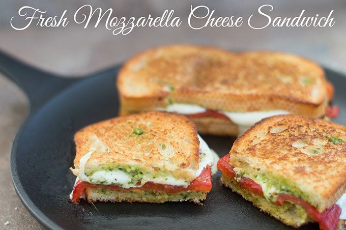 Hello, lunch. Mozzarella Cheese Sandwich With Roasted Red Pepper buff.ly/2wuNyjY via <a href="/healingtomato/">Healing Tomato</a>