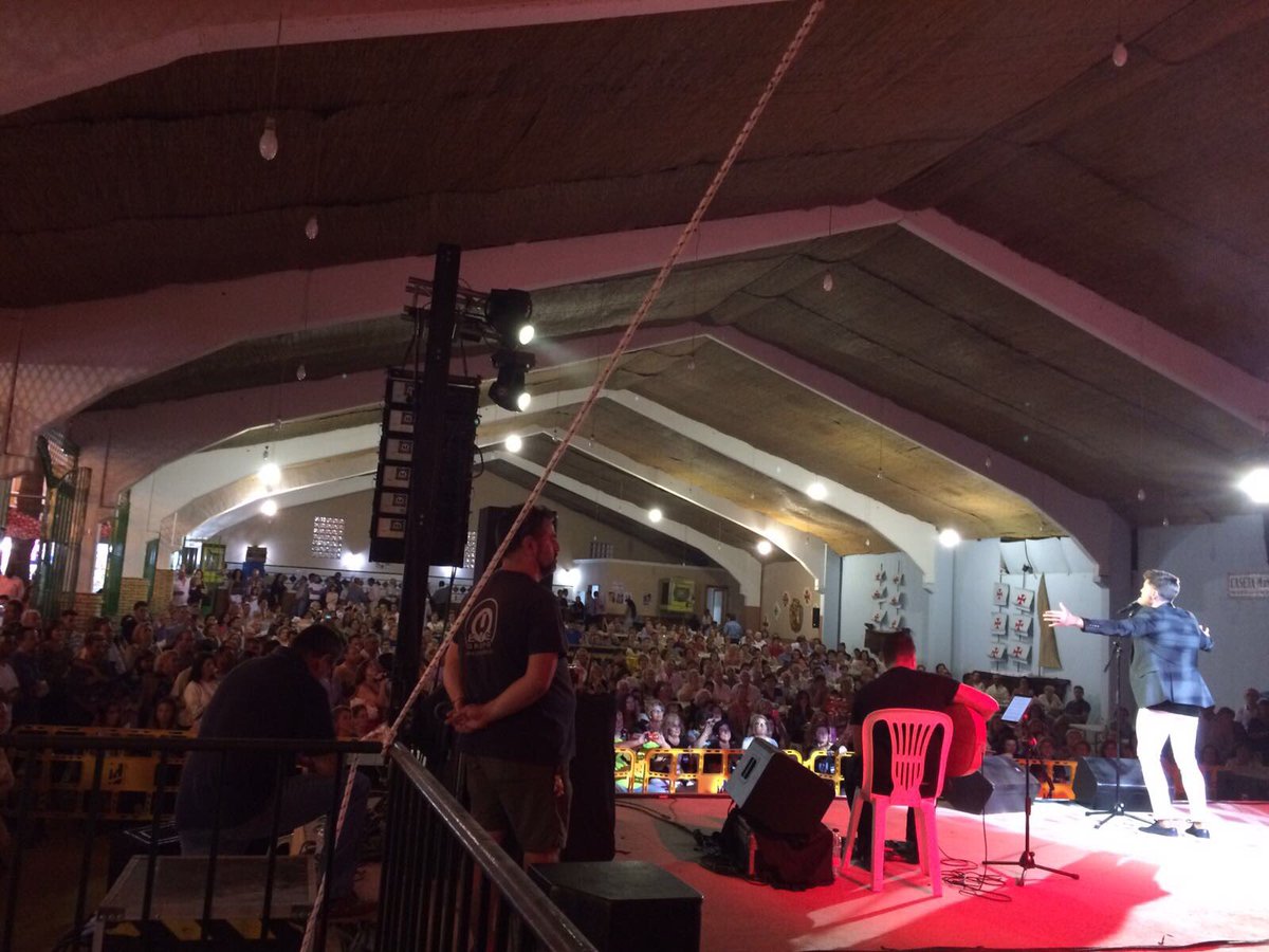 AytoRociana's tweet photo. @alvarodiazsc puso el broche de oro a una gran #FeriaAgosto17 Gran afluencia de público a la caseta municipal durante toda la Feria!!Gracias https://t.co/LEI2SaIkuf