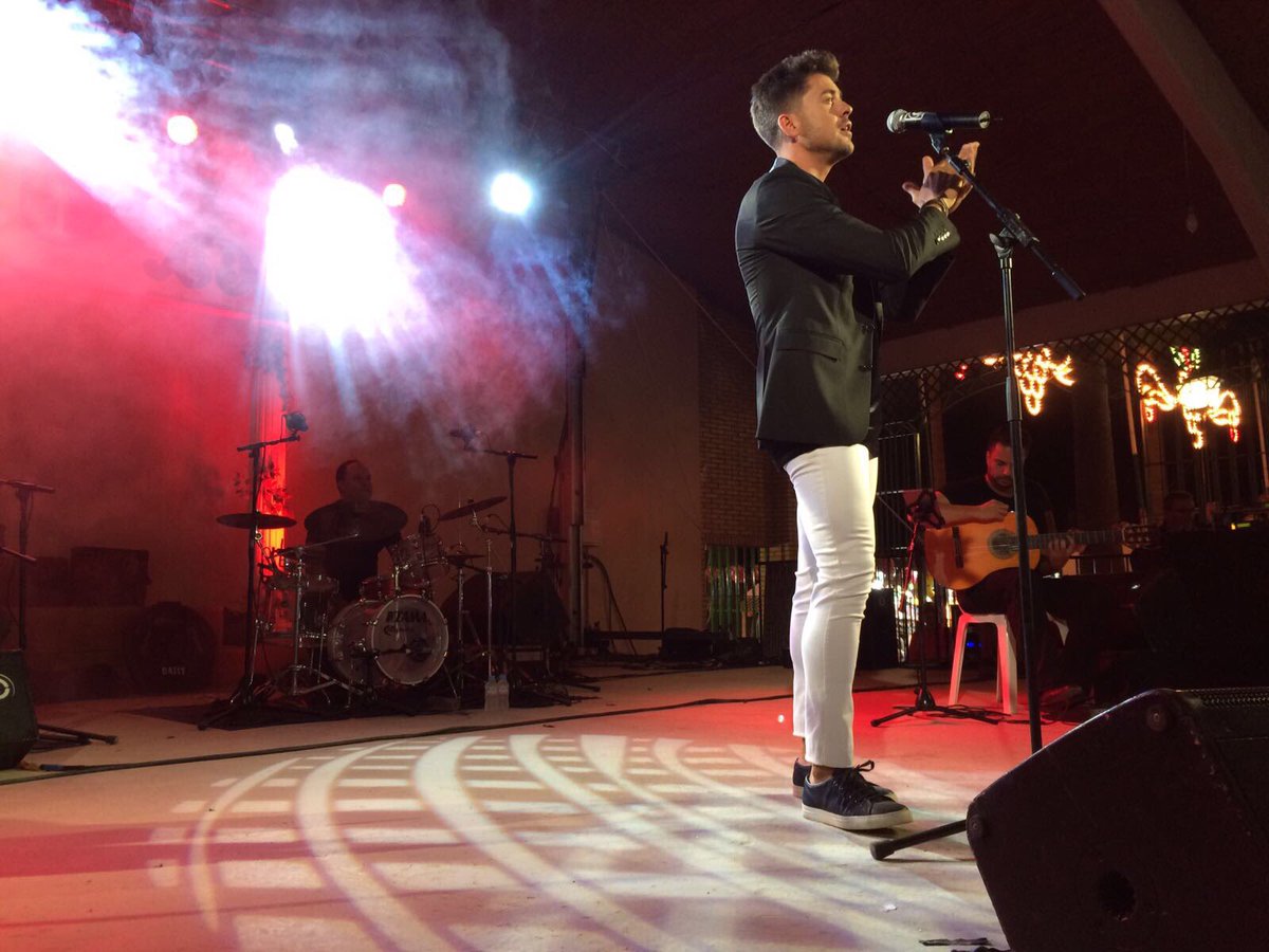 AytoRociana's tweet photo. @alvarodiazsc puso el broche de oro a una gran #FeriaAgosto17 Gran afluencia de público a la caseta municipal durante toda la Feria!!Gracias https://t.co/LEI2SaIkuf