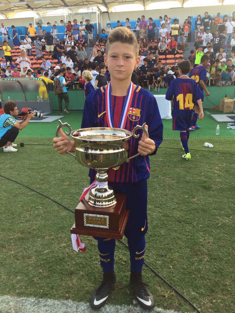 MediaBaseSports's tweet photo. 🏆 | @_elliot10, con el trofeo de Campeón del World Challenge 2017 jugado en Tokio. ¡Experiencia brutal para iniciar la temporada! #MBSPlayer https://t.co/fbOCADyfRe
