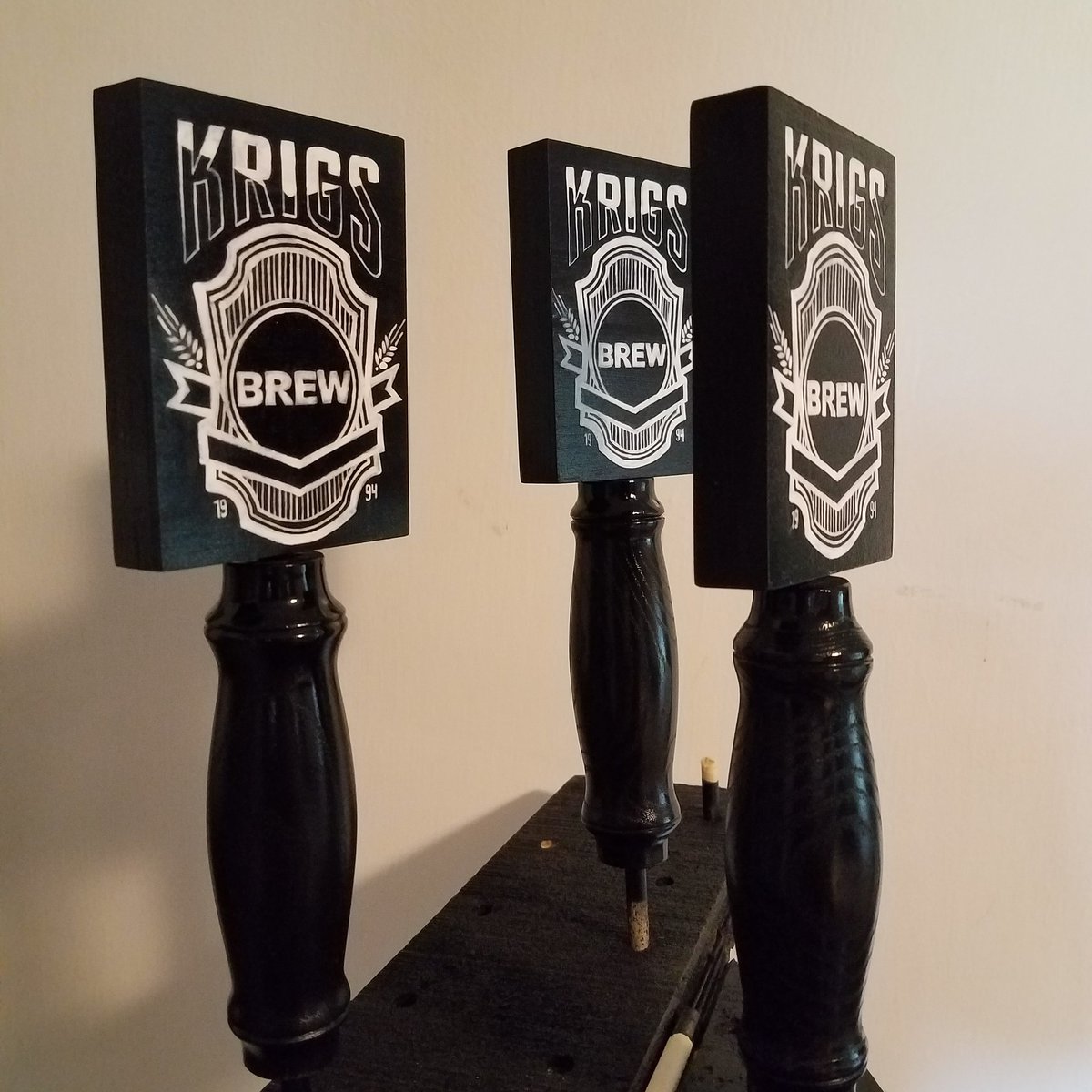 EdsBeerTaps's tweet photo. Finishing up some hand painted logos on these awesome #beertaphandles #edsbeertap #lablancebeertaphandles #handmade https://t.co/o7vS9TBXZS