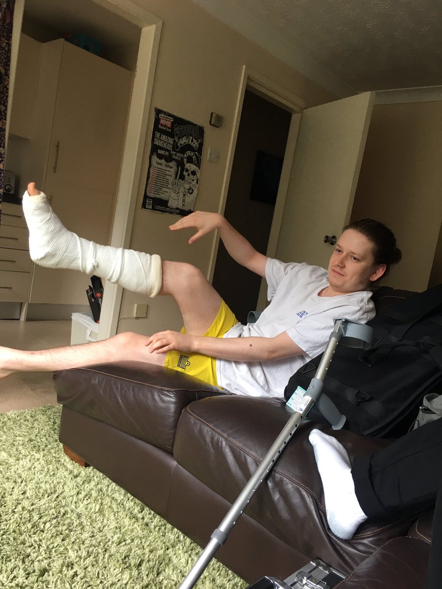 HINGESBAND's tweet photo. Tom has crippling depression, to the extreme. Come see us play on the 12th, don't be lame. https://t.co/HeEwIRgIZ9