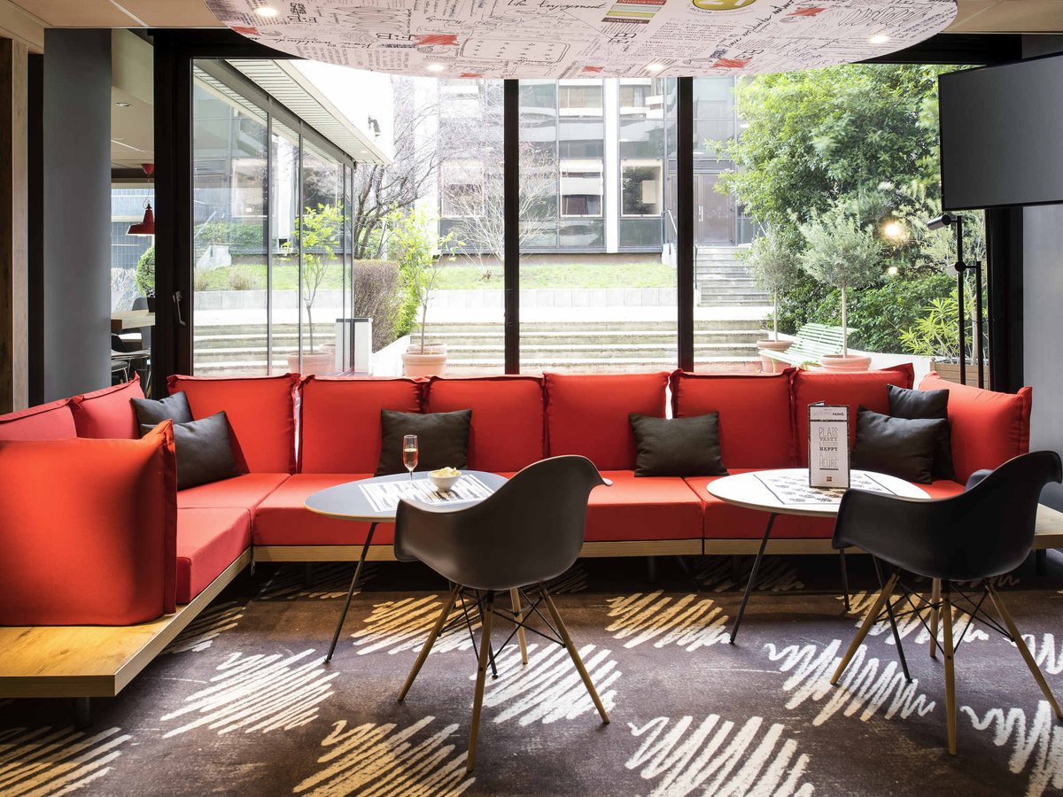 zecharger's tweet photo. ✨L'#Hôtel #Ibis à #Paris #PontdeSuresnes innove, en proposant des #chargeursportatifs ultra-modernes disponible dans tout l'établissement😀 https://t.co/x6JqR8e4Ym