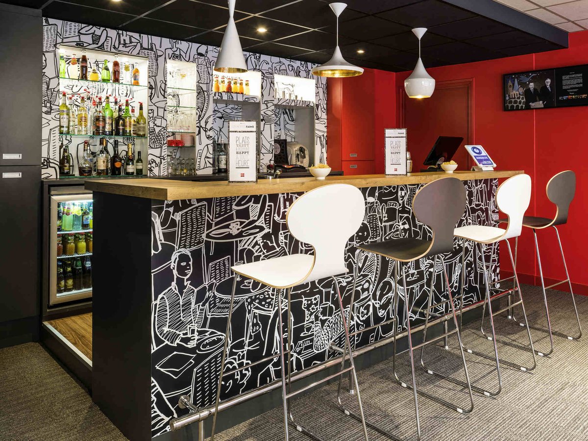 zecharger's tweet photo. ✨L'#Hôtel #Ibis à #Paris #PontdeSuresnes innove, en proposant des #chargeursportatifs ultra-modernes disponible dans tout l'établissement😀 https://t.co/x6JqR8e4Ym